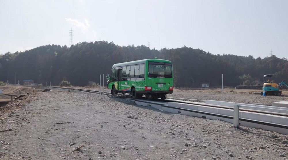 日本阿佐海岸鐵道雙模載具DMV 可在公路與鐵軌行進 - 電腦王阿達