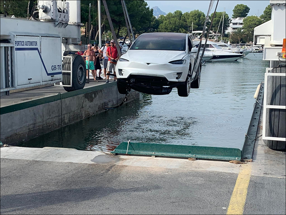 特斯拉 Model X 進入「溺水模式」，於西班牙碼頭落水釋放氣泡和煙霧 - 電腦王阿達