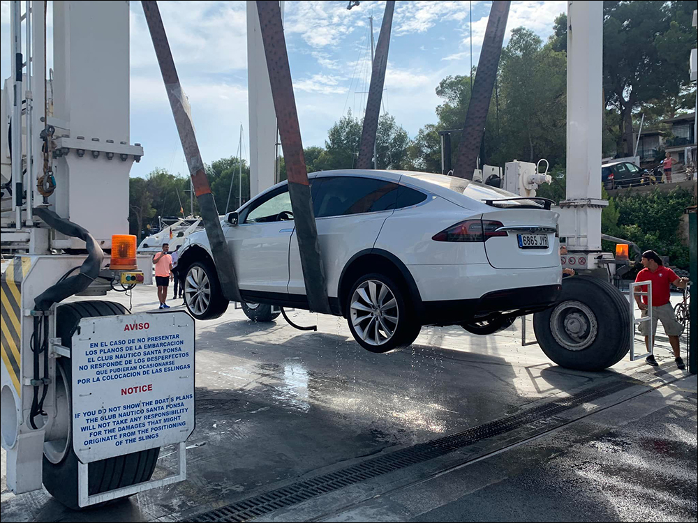 特斯拉 Model X 進入「溺水模式」，於西班牙碼頭落水釋放氣泡和煙霧 - 電腦王阿達