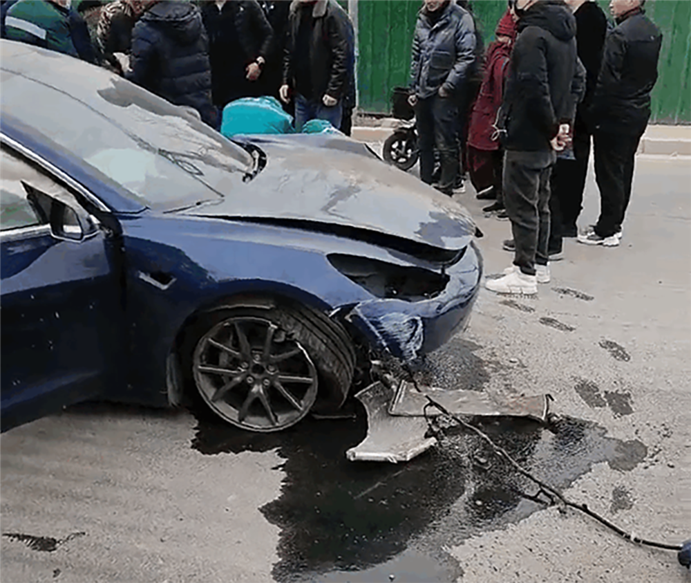 Tesla 飛天三寶誤判車道直接飛過一條河，但車子有點慘 - 電腦王阿達