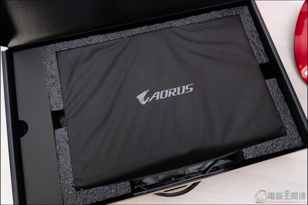 技嘉 AORUS 15 XE4 炫影黑電競筆電開箱 - 02