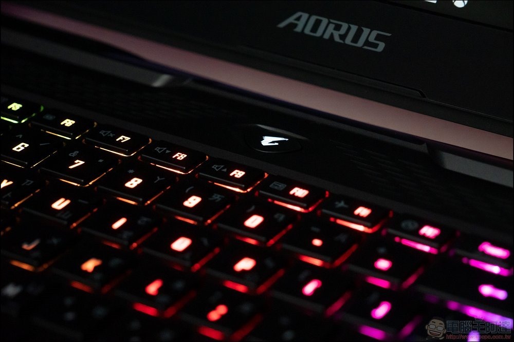 技嘉 AORUS 15 XE4 炫影黑電競筆電開箱 - 08