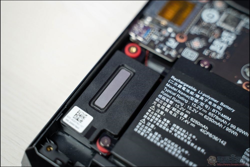 MSI Raider GE76 Deluxe Edition UHS 電競筆電 開箱 - 028