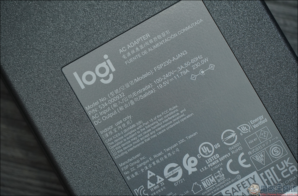 Logi Dock 羅技全功能擴充底座工作站開箱｜居家辦公神器！整合集線器、100W PD 供電、內建降噪麥克風和擴音喇叭 - 電腦王阿達