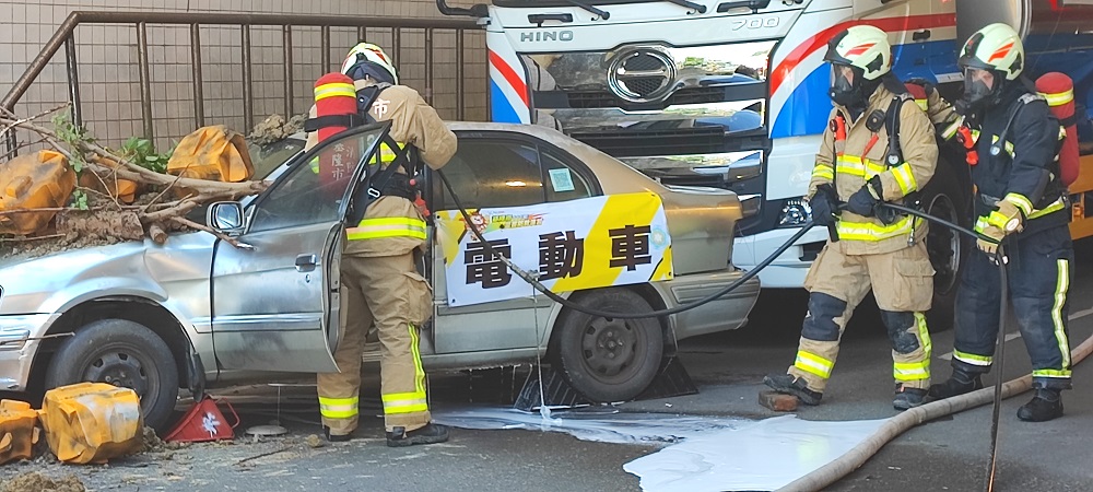 林志穎駕駛特斯拉起火引發鋰電池討論  鋰電池使用與滅火注意整理 - 電腦王阿達