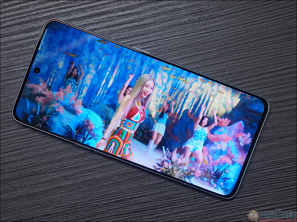 OPPO Reno8 系列開箱、評測｜搭載 MariSilicon X 自研影像 NPU 晶片、一體成型流線設計 - 電腦王阿達