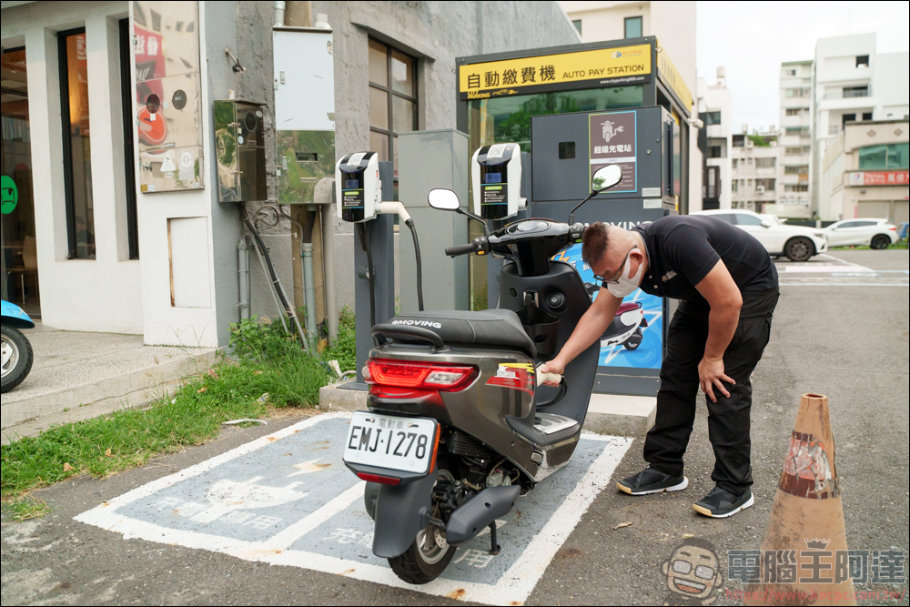 eMOVING 勁炫125 智能電車實測，更智能、更省力的電動機車，智慧到還能自動幫你立中柱，智能感爆表的電動機車 - 電腦王阿達