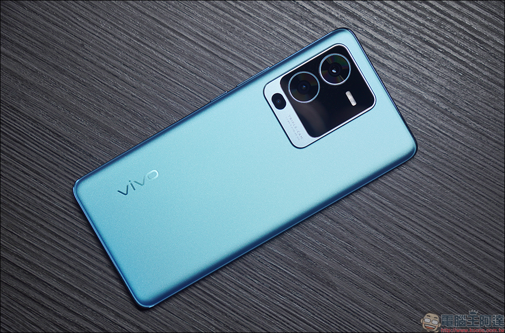 vivo V25 Pro 5G、vivo V25 5G 開箱、評測｜全方位人像旗艦、設計質感更升級，續航更持久、最高 66W 快充！ - 電腦王阿達