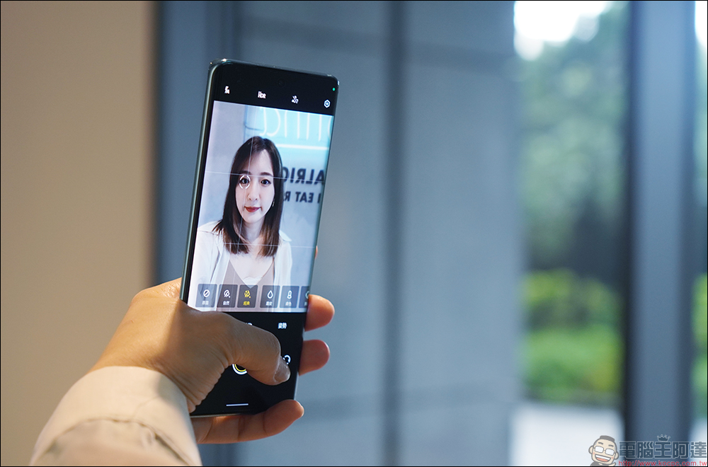 vivo V25 Pro 5G、vivo V25 5G 開箱、評測｜全方位人像旗艦、設計質感更升級，續航更持久、最高 66W 快充！ - 電腦王阿達