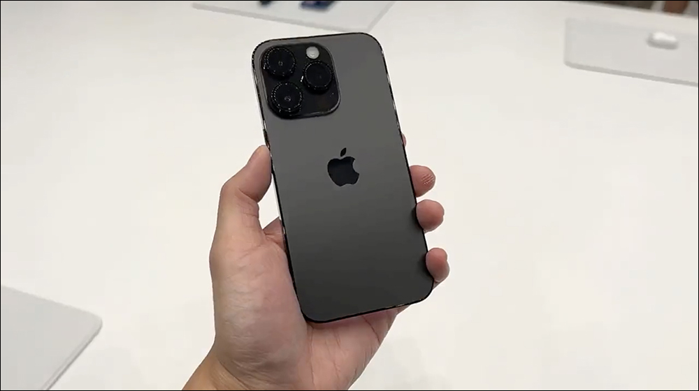 iPhone 14 Pro 與 iPhone 14 Pro Max 的全新「深紫色」、「太空黑色」實機搶先看 - 電腦王阿達