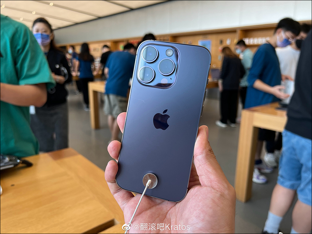 iPhone 14 Pro 傳出後蓋容易留下刮痕災情？許多展示機已有明顯傷痕 - 電腦王阿達