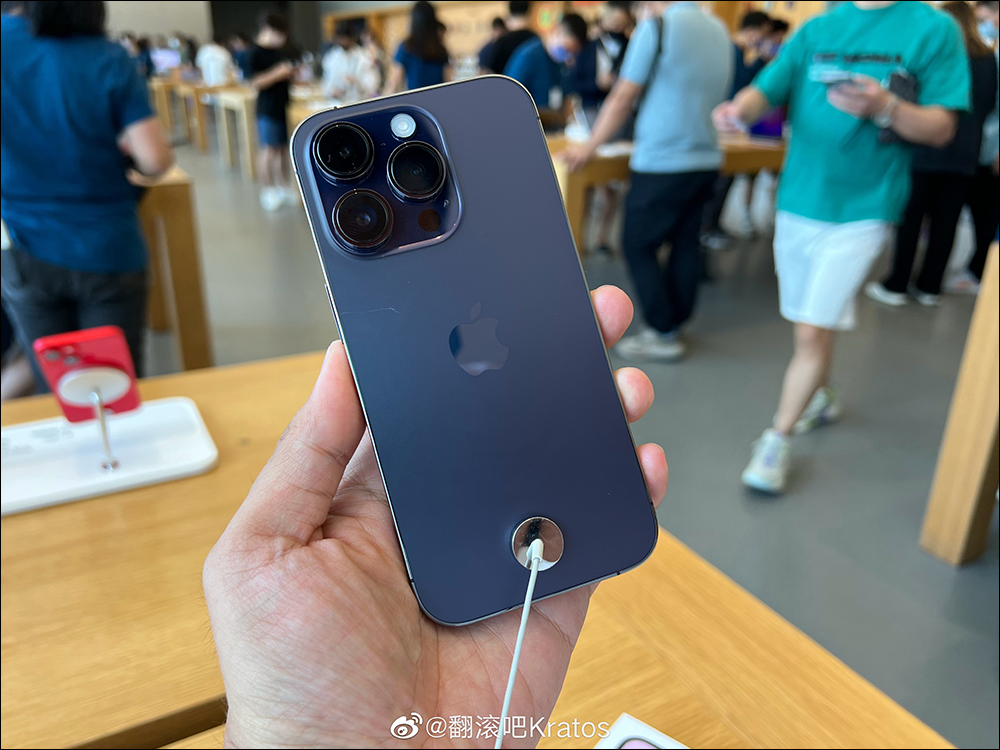 iPhone 14 Pro 傳出後蓋容易留下刮痕災情？許多展示機已有明顯傷痕 - 電腦王阿達