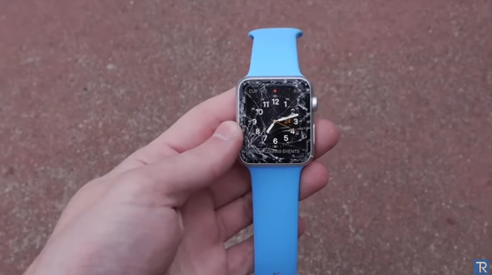 國外 YouTuber 用榔頭測試 Apple Watch Ultra 的耐用性，沒想到桌子先壞了 - 電腦王阿達