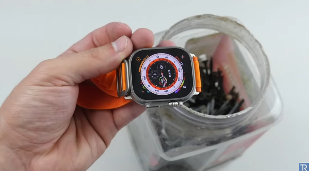 國外 YouTuber 用榔頭測試 Apple Watch Ultra 的耐用性，沒想到桌子先壞了 - 電腦王阿達