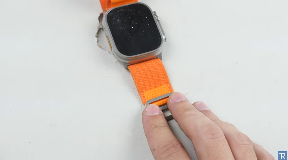 國外 YouTuber 用榔頭測試 Apple Watch Ultra 的耐用性，沒想到桌子先壞了 - 電腦王阿達