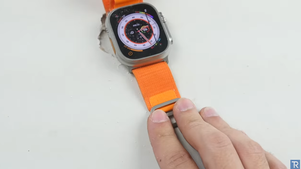 國外 YouTuber 用榔頭測試 Apple Watch Ultra 的耐用性，沒想到桌子先壞了 - 電腦王阿達