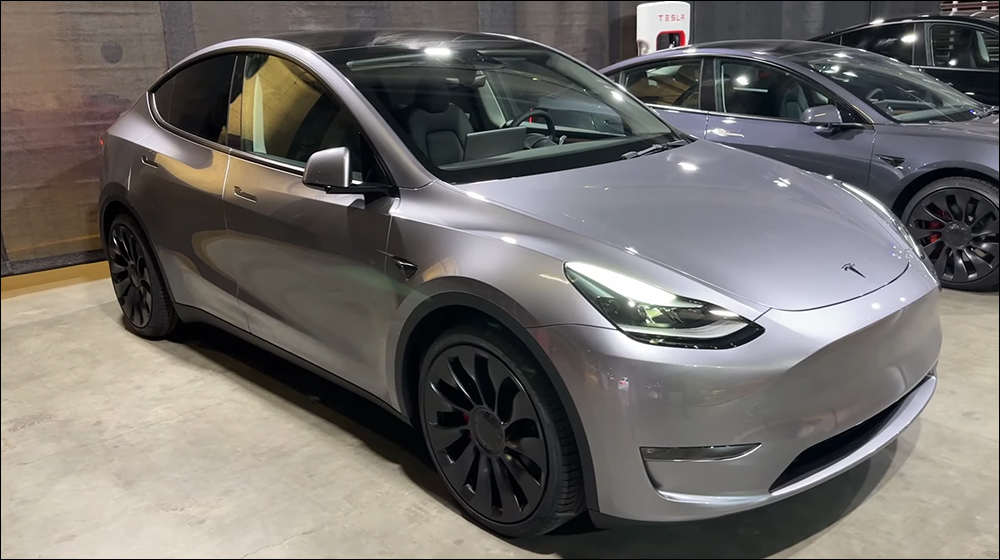 特斯拉 Tesla Model Y 「快銀」全新車色實車首度亮相 - 電腦王阿達