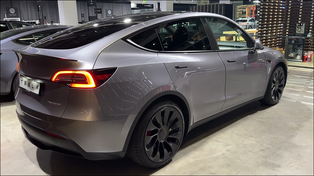 特斯拉 Tesla Model Y 「快銀」全新車色實車首度亮相 - 電腦王阿達