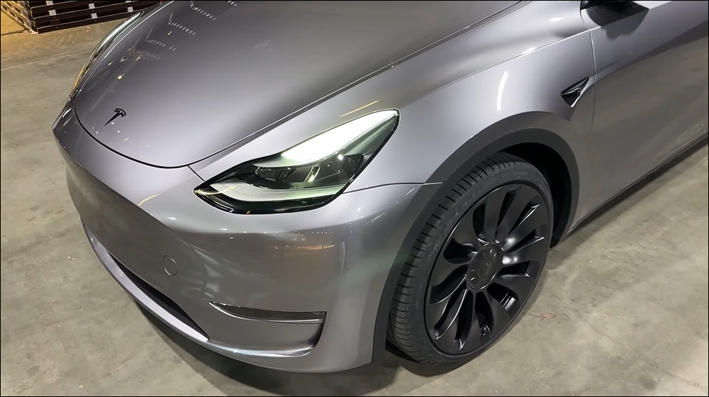 特斯拉 Tesla Model Y 「快銀」全新車色實車首度亮相 - 電腦王阿達