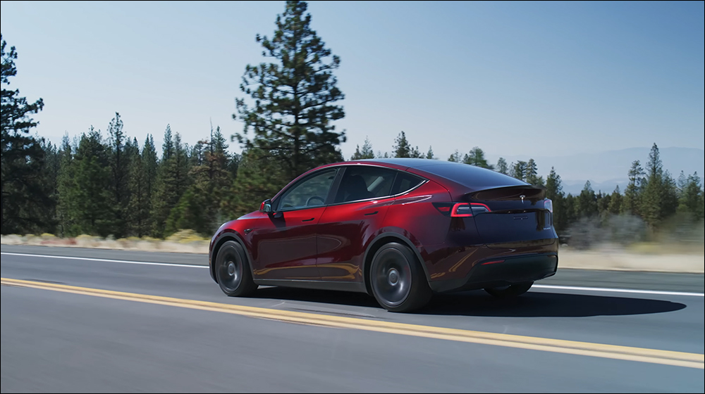 特斯拉 Tesla Model Y 「快銀」全新車色實車首度亮相 - 電腦王阿達