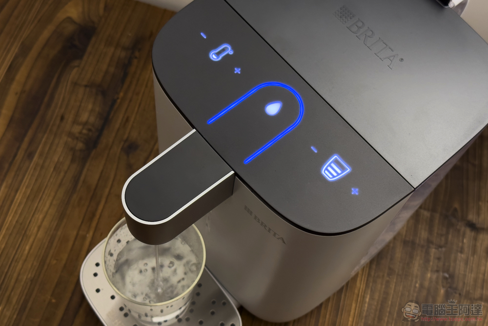 BRITA Model ONE 智能瞬熱 UVC 滅菌開飲機 開箱！4 重深層濾淨化、光觸滅菌、不鏽鋼厚膜瞬熱技術 輕鬆得到「你要的水」 - 電腦王阿達