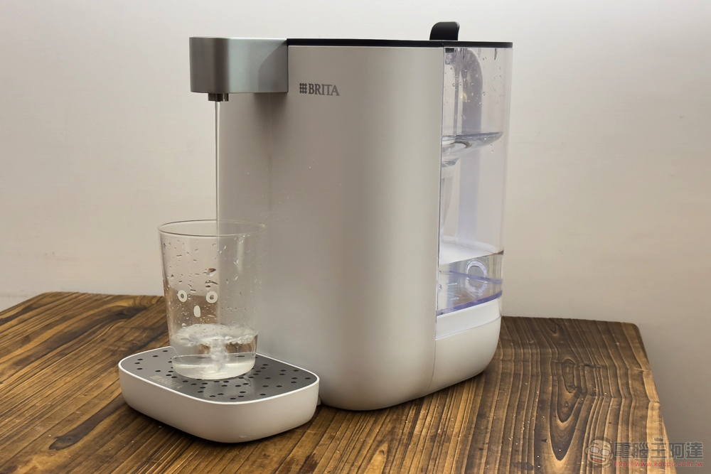 BRITA Model ONE 智能瞬熱 UVC 滅菌開飲機 開箱！4 重深層濾淨化、光觸滅菌、不鏽鋼厚膜瞬熱技術 輕鬆得到「你要的水」 - 電腦王阿達