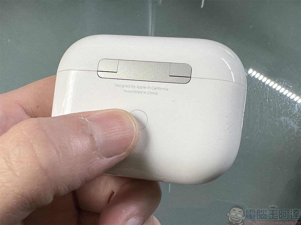 你知道 AirPods 充電盒燈號閃爍的含意嗎？紅白綠大不相同！ - 電腦王阿達