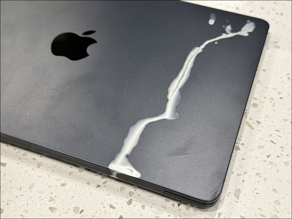 外媒分享 MacBook Air M2 的悲慘遭遇，背蓋因為這原因直接「被轉印」 - 電腦王阿達