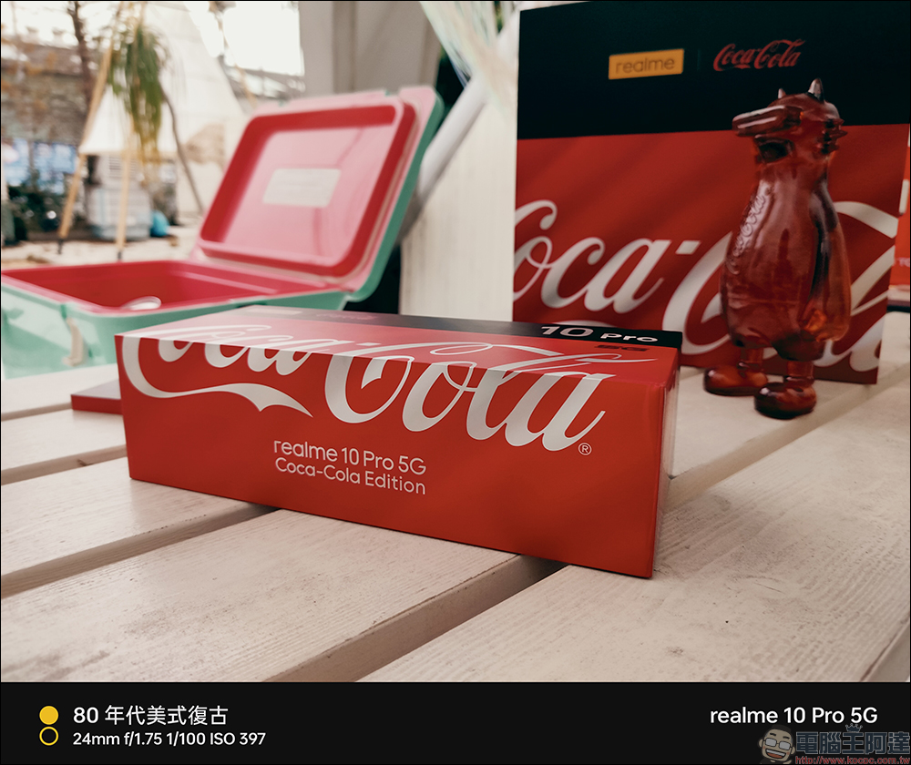 最受歡迎快樂水！realme 10 Pro 可口可樂聯名限定版 Coca-Cola Edition 動眼看， realmeow 限定公仔同步亮相！ - 電腦王阿達