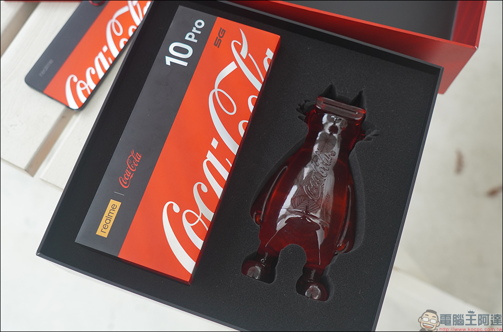 最受歡迎快樂水！realme 10 Pro 可口可樂聯名限定版 Coca-Cola Edition 動眼看， realmeow 限定公仔同步亮相！ - 電腦王阿達