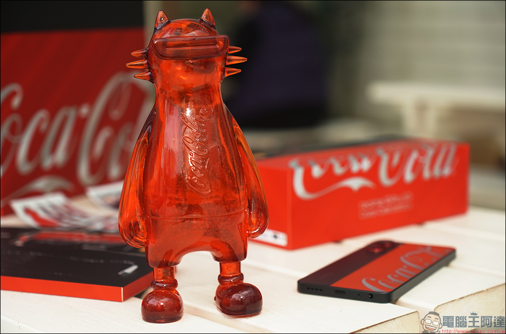 最受歡迎快樂水！realme 10 Pro 可口可樂聯名限定版 Coca-Cola Edition 動眼看， realmeow 限定公仔同步亮相！ - 電腦王阿達