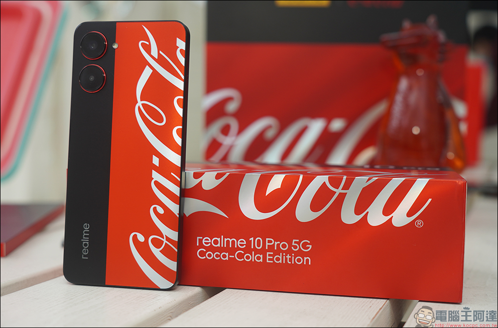 最受歡迎快樂水！realme 10 Pro 可口可樂聯名限定版 Coca-Cola Edition 動眼看， realmeow 限定公仔同步亮相！ - 電腦王阿達