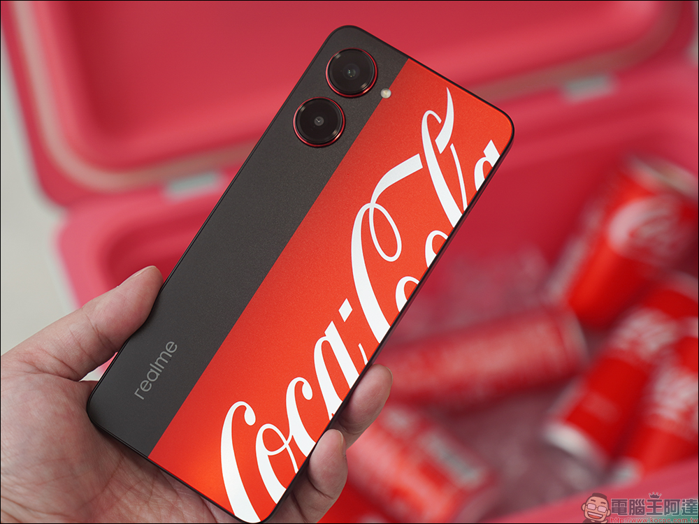 最受歡迎快樂水！realme 10 Pro 可口可樂聯名限定版 Coca-Cola Edition 動眼看， realmeow 限定公仔同步亮相！ - 電腦王阿達