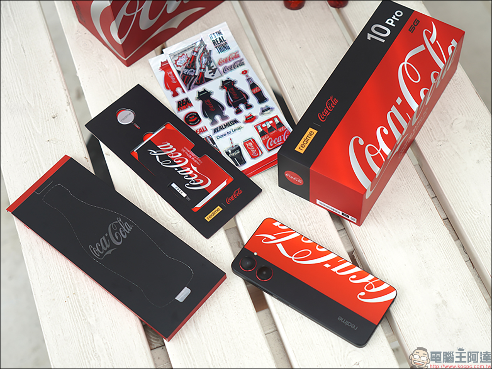 最受歡迎快樂水！realme 10 Pro 可口可樂聯名限定版 Coca-Cola Edition 動眼看， realmeow 限定公仔同步亮相！ - 電腦王阿達