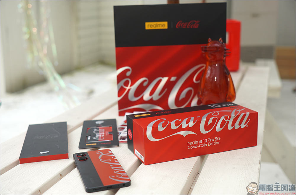 最受歡迎快樂水！realme 10 Pro 可口可樂聯名限定版 Coca-Cola Edition 動眼看， realmeow 限定公仔同步亮相！ - 電腦王阿達