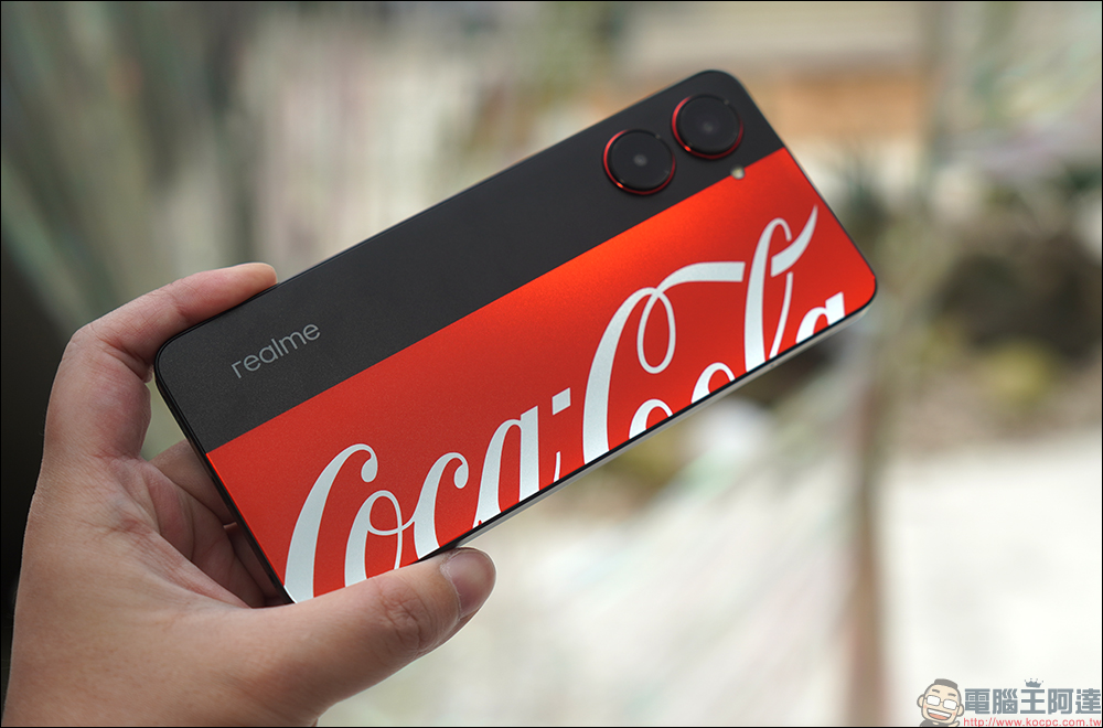 最受歡迎快樂水！realme 10 Pro 可口可樂聯名限定版 Coca-Cola Edition 動眼看， realmeow 限定公仔同步亮相！ - 電腦王阿達