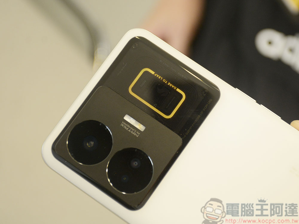 240W SUPERVOOC 飆速秒充旗艦 realme GT3 實機動眼看 - 電腦王阿達