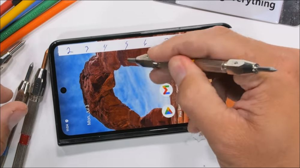 Google 第一台折疊機 Pixel Fold 太過脆弱，一凹就壞掉 - 電腦王阿達