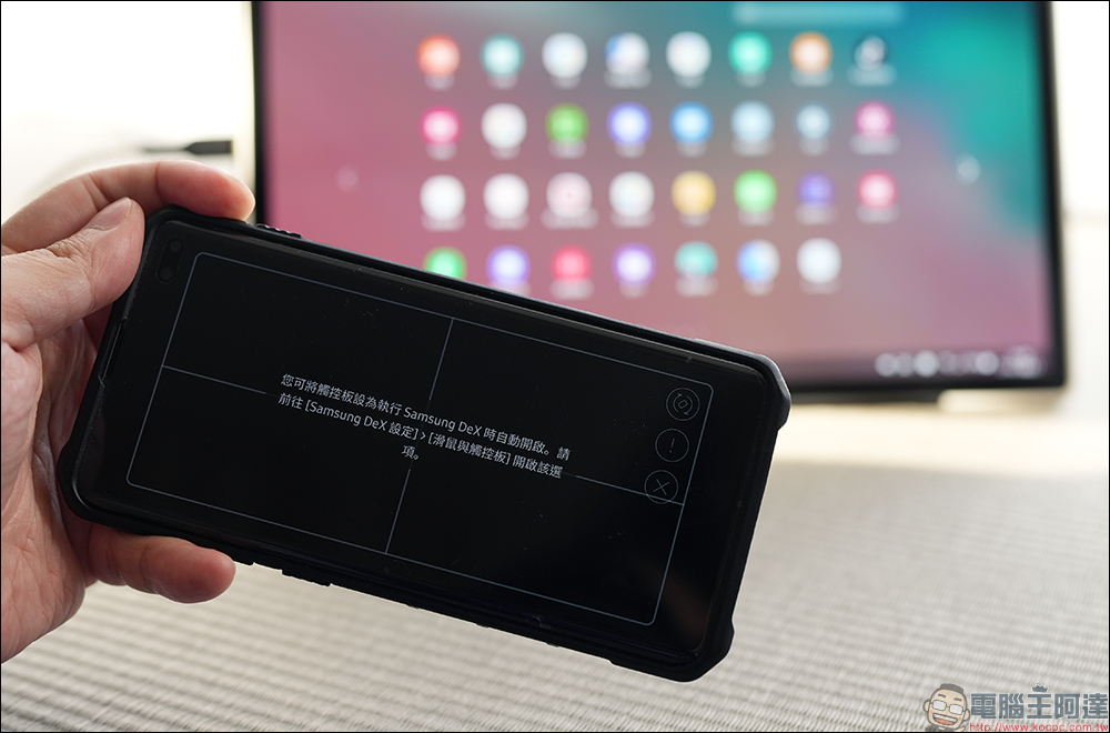 Smart OLED Viewer 無線可攜式螢幕開箱｜極致生動色彩，無線連接不受限的全新行動娛樂站 - 電腦王阿達