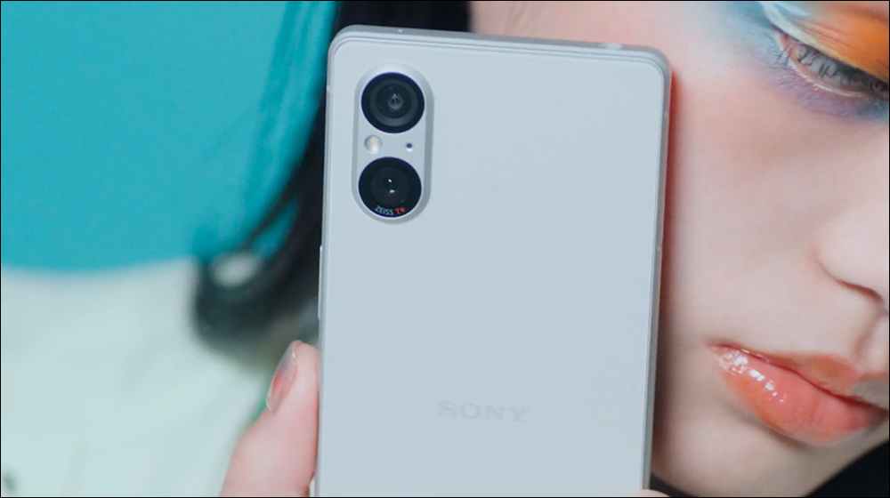 Sony 新機 Xperia 5 V 廣告短片流出，機身外觀提前曝光！主相機鏡頭少 1 顆 - 電腦王阿達