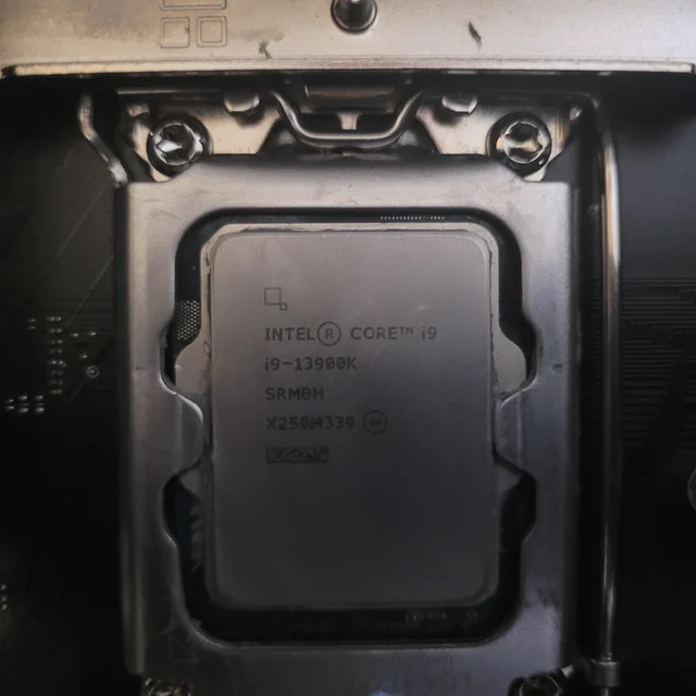 假 i9-13900K 已在市場流竄，國外網友買全新盒裝版，打開後 CPU 沒有矽裸晶 - 電腦王阿達