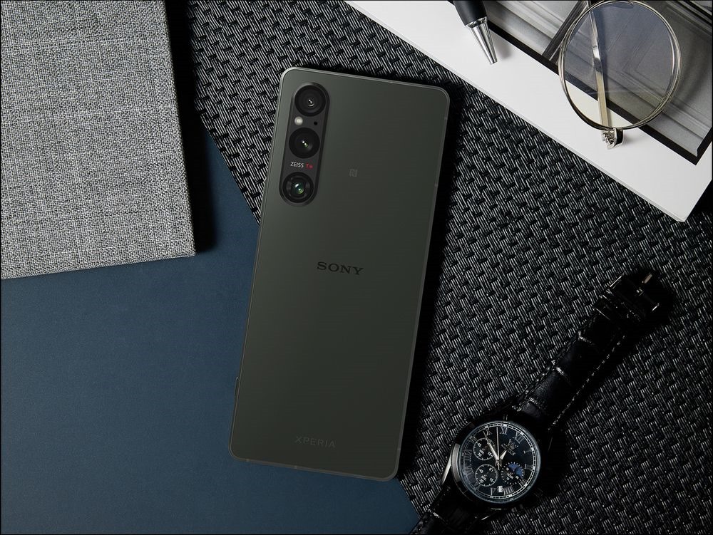 Sony Xperia 1 V 為首款搭載Exmor T for mobile雙層式感光元件的旗艦機種，集結 Sony 頂尖黑科技，打造極致的行動娛樂體驗！