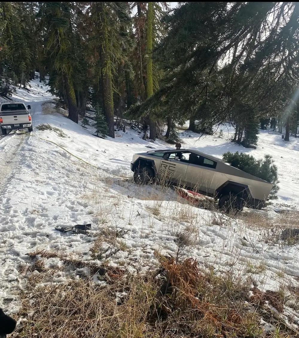 尷尬 ! 特斯拉 Cybertruck 被困雪地 被對手福特皮卡拯救 - 電腦王阿達