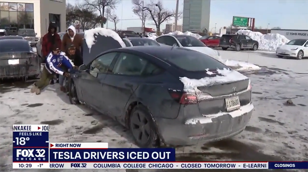 極端寒冷天氣導致 Tesla 無法充電，圍繞超充站形成「電動車墳場」奇景 - 電腦王阿達