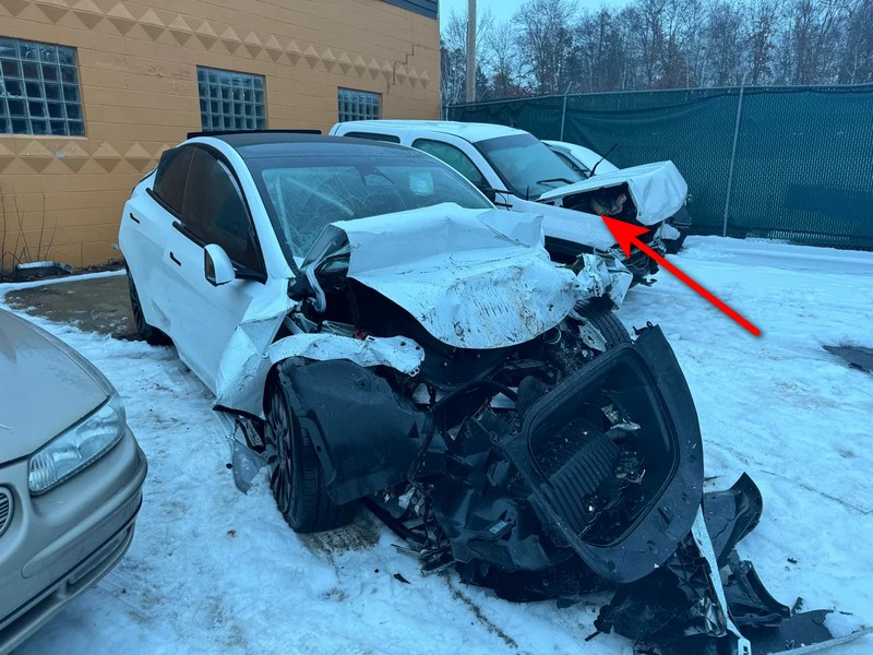 國外發生 Model Y 與皮卡正面相撞事故， 車主僅腳踝骨折，卡車駕駛重傷搶救 - 電腦王阿達