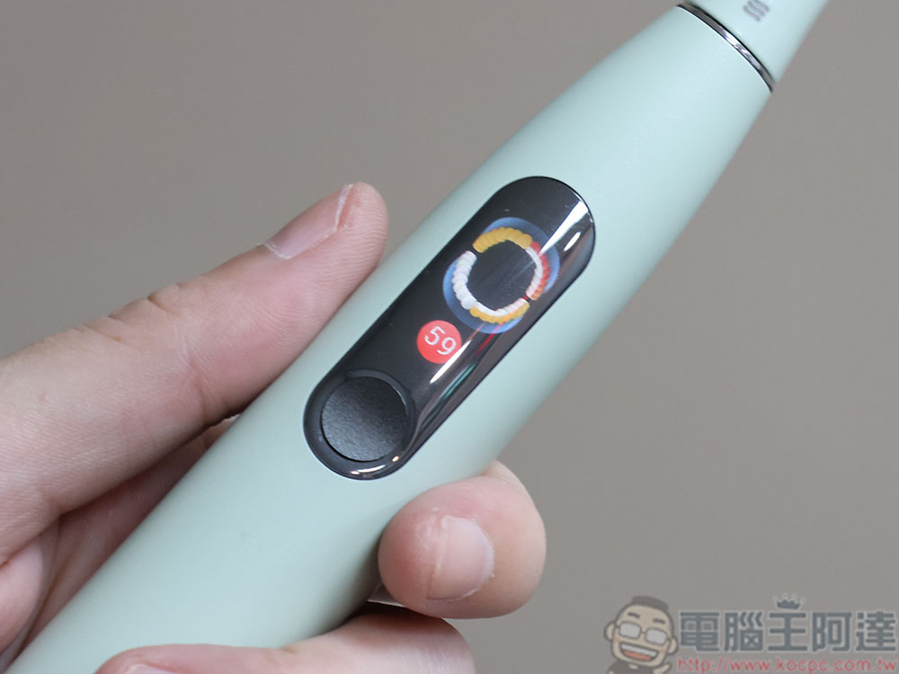 Oclean X Ultra WiFi 智慧電動牙刷開箱實測：骨傳導 AI 語音指導正確潔牙力度與區域，全齒清潔不漏刷 - 電腦王阿達