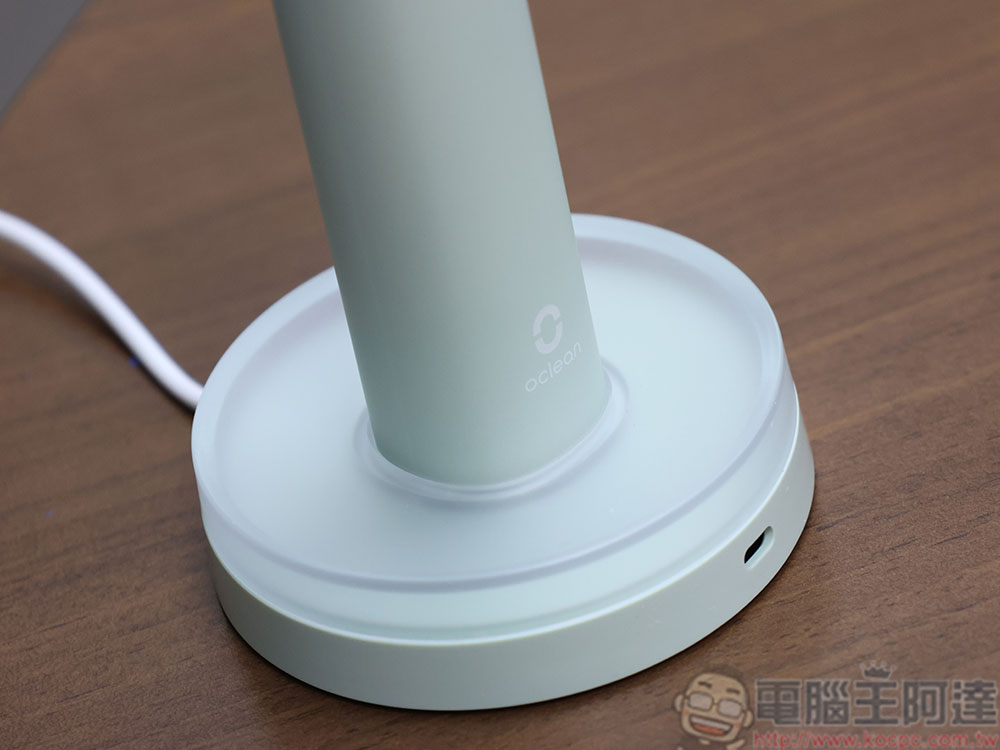 Oclean X Ultra WiFi 智慧電動牙刷開箱實測：骨傳導 AI 語音指導正確潔牙力度與區域，全齒清潔不漏刷 - 電腦王阿達