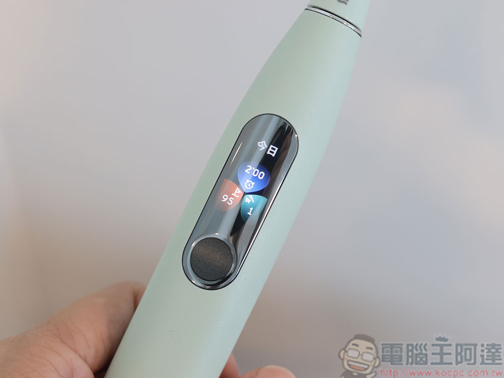 Oclean X Ultra WiFi 智慧電動牙刷開箱實測：骨傳導 AI 語音指導正確潔牙力度與區域，全齒清潔不漏刷 - 電腦王阿達