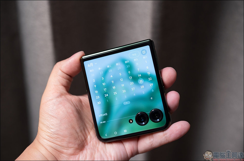 motorola razr 50 與 razr 50 Ultra 開箱｜AI 智慧影像加持，小摺疊設計的完美結合 - 電腦王阿達