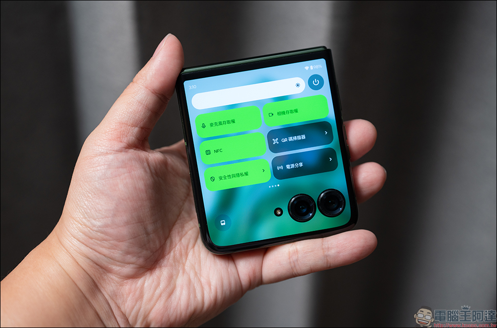 motorola razr 50 與 razr 50 Ultra 開箱｜AI 智慧影像加持，小摺疊設計的完美結合 - 電腦王阿達